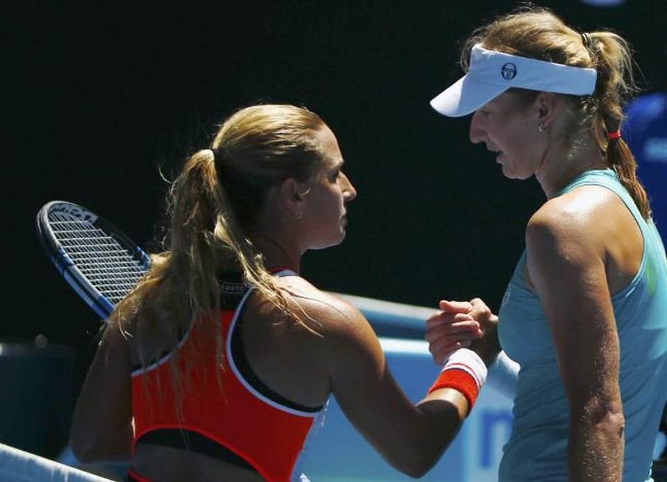 Serena Williams thắng nhanh đối thủ đồng hương - 2
Makarova (phải) đánh bại Cibulkova (trái)
