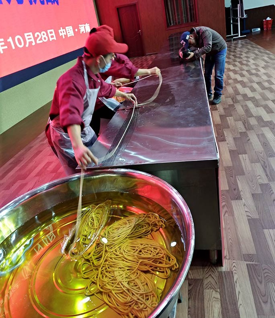 Cận cảnh quá trình làm sợi mỳ dài kỷ lục tới 3km - 2 Cận cảnh các đầu bếp nhào nặn sợi mỳ