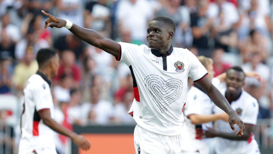 Dù mới 18 tuổi nhưng Malang Sarr đã là trụ cột hàng thủ của Nice và thi đấu cực kỳ ấn tượng ở mùa giải này. Sự chắc chắn của Malang Sarr góp công giúp cho Nice lọt vào top 3 Ligue 1. Bởi lẽ đó, cầu thủ này đang nhận được sự quan tâm của nhiều CLB lớn như Barcelona, AC Milan hay Arsenal.