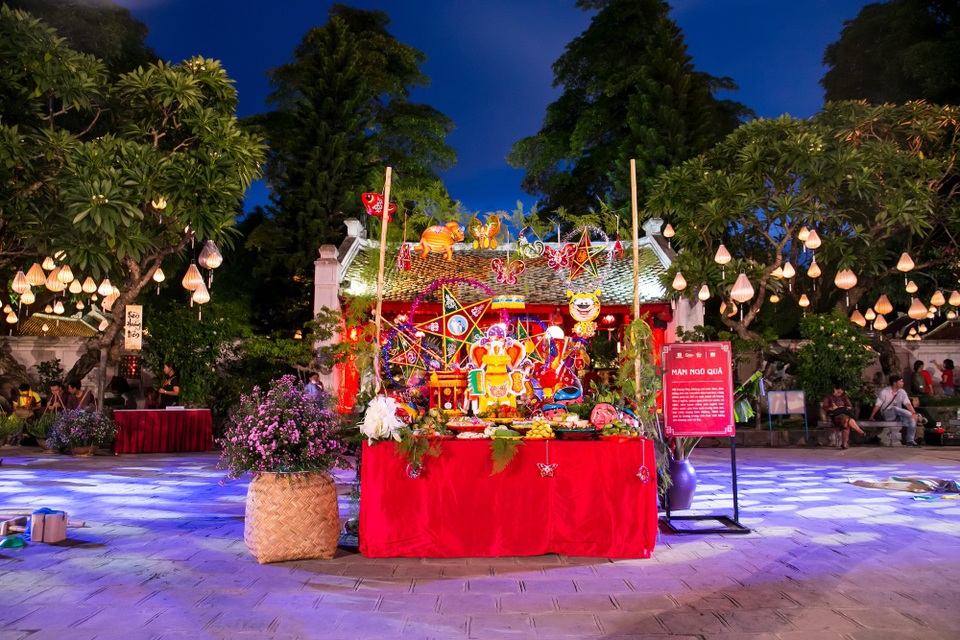 Quán Ăn Ngon phát hành bưu thiếp Thu Vọng Nguyệt quảng bá du lịch - 5 Mâm cỗ Trung thu - Tác giả Hải Bá.