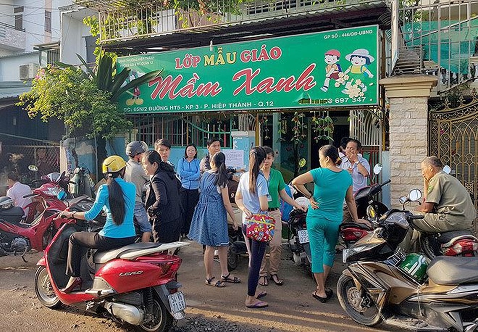 Giảm thiểu bảo mẫu bạo hành trẻ: Cần cho phép phụ huynh giám sát cơ sở mầm non! - 1
Lớp mầm non Mầm Xanh bị đình chỉ vào chiều ngày 26/11/2017.