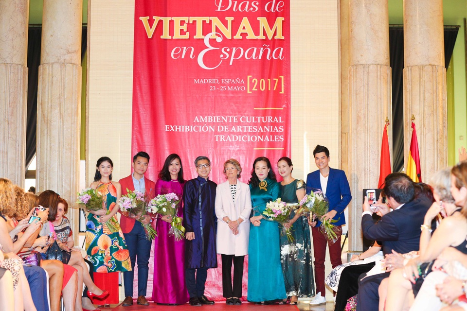 Tiến sỹ Ngô Phương Lan cùng các nghệ sỹ dự tuần phim Việt Nam nhận hoa từ đại diện nước bạn Tây Ban Nha.