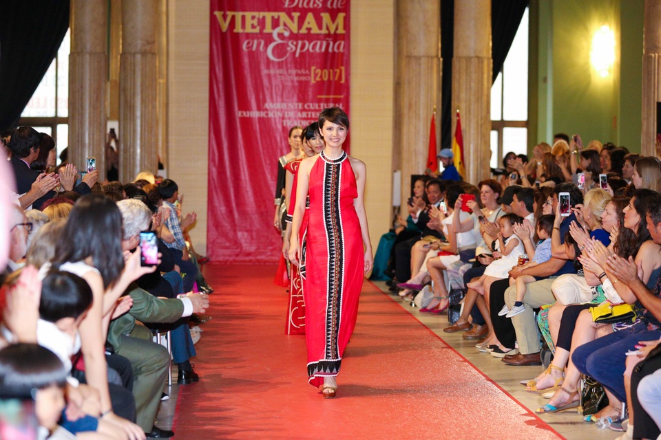 Trình diễn áo dài và trang phục dân tộc trong khuôn khổ lễ khai mạc tuần phim Việt Nam.