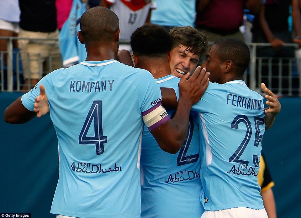 Man City 3-0 Tottenham: Đẳng cấp vượt trội - 1
Các cầu thủ Man City ăn mừng bàn thắng mở tỉ số của Stones (thứ hai từ bên phải sang)