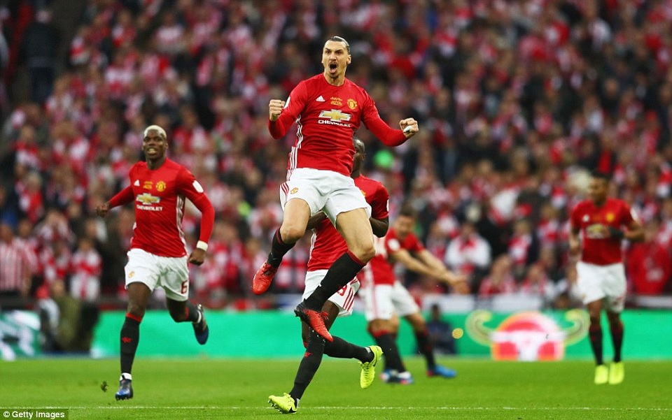 Niềm vui vỡ òa của MU khi giành chức vô địch League Cup - 1 Ibrahimovic là người hùng giúp MU giành chiến thắng trước Southampton