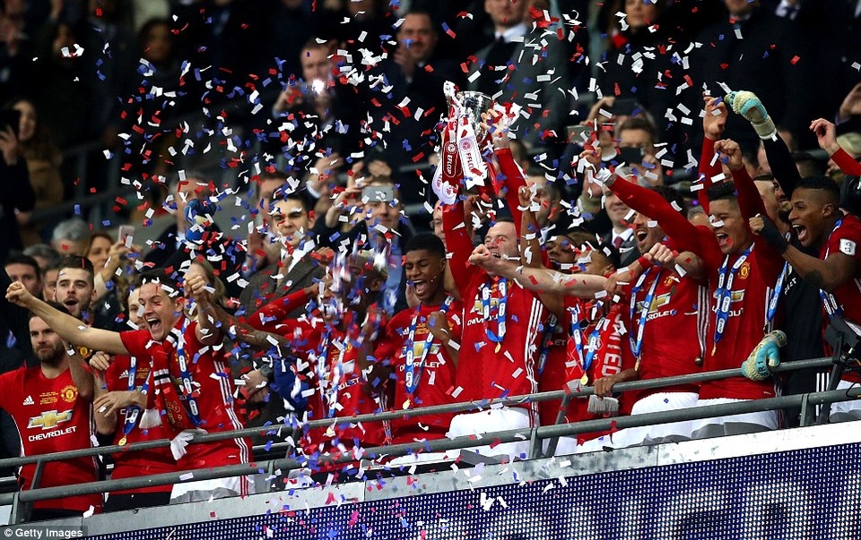 Niềm vui vỡ òa của MU khi giành chức vô địch League Cup - 3 Khoảnh khắc đội trưởng Rooney giương cao chức vô địch