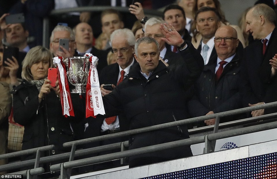 Niềm vui vỡ òa của MU khi giành chức vô địch League Cup - 5 HLV Mourinho lạnh lùng giương cao chiếc cúp vô địch thứ 2 cùng MU