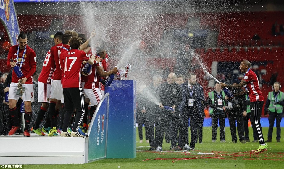 Niềm vui vỡ òa của MU khi giành chức vô địch League Cup - 6 Niềm vui vỡ òa của toàn đội MU