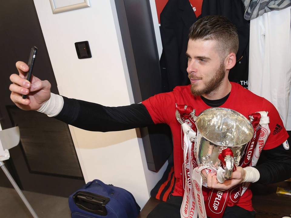 Niềm vui vỡ òa của MU khi giành chức vô địch League Cup - 9 Thủ thành De Gea không quên lưu lại thời khắc đáng nhớ này