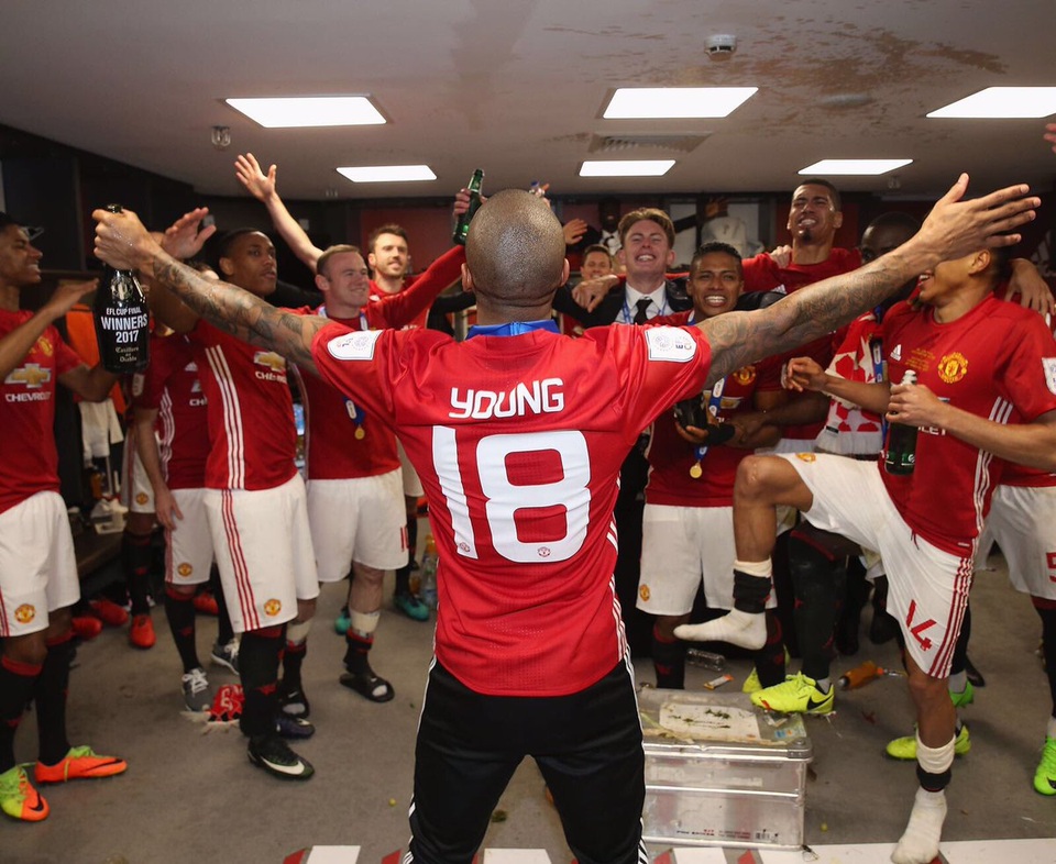 Niềm vui vỡ òa của MU khi giành chức vô địch League Cup - 10 Dù chặng đường phía trước vẫn còn rất dài nhưng những người MU hãy cứ vui trọn đêm nay