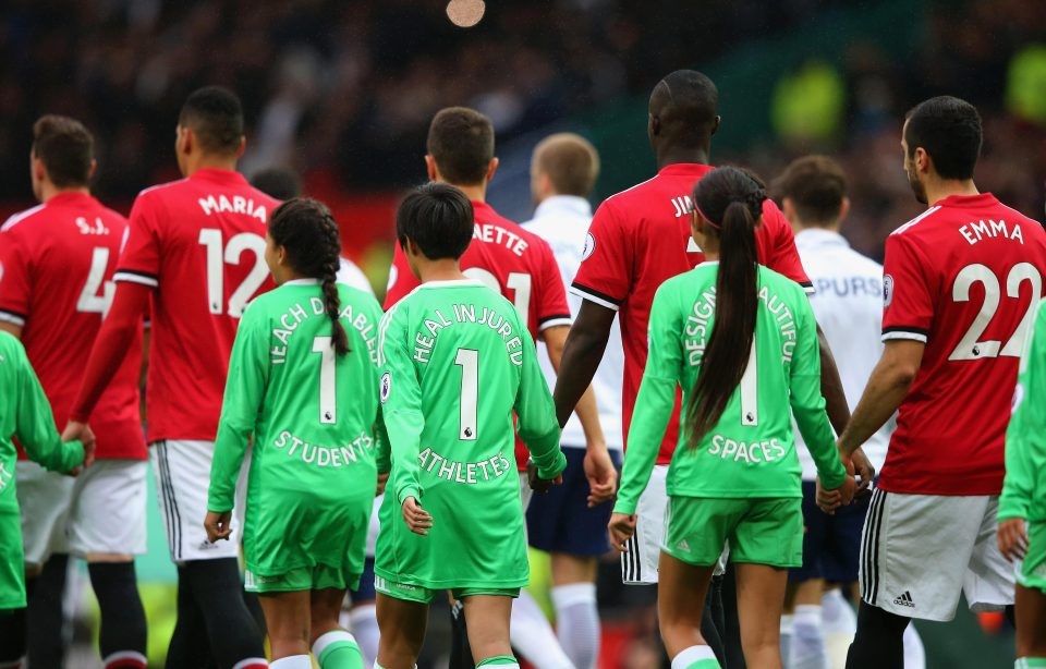 Các cầu thủ MU ra sân với chiếc áo in tên lạ hoắc