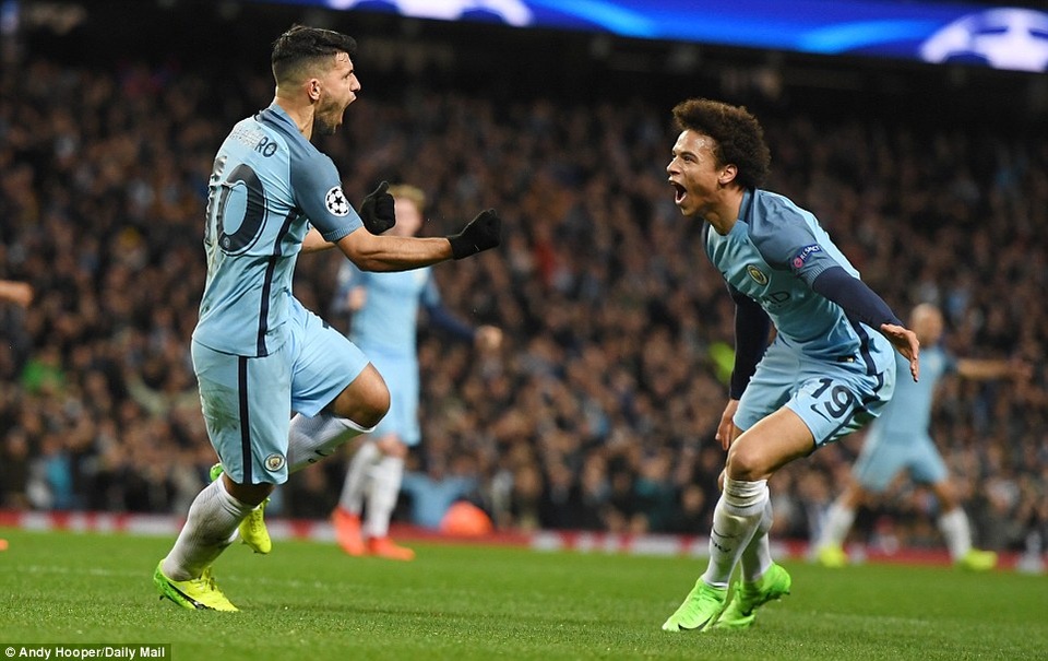 
Aguero (trái) ăn mừng cùng Sane (phải)
