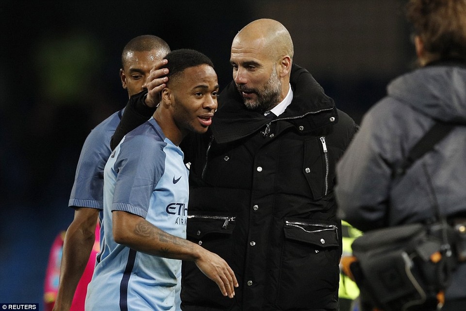 Man City 5-1 Huddersfield: Giá trị của đẳng cấp - 1
Sterling (trái) có hai pha kiến tạo trong trận đấu đá lại với Huddersfield
