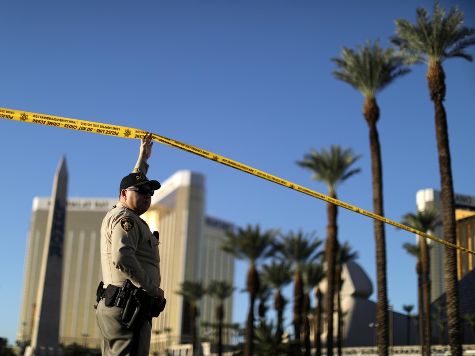 Lý do kẻ thảm sát Las Vegas nã đạn vào bồn xăng của sân bay - 2
Nghi phạm Stephen Paddock đã xả súng từ tầng 32 khách sạn Mandalay xuống khu vực biểu diễn âm nhạc. (Ảnh minh họa: Independent)