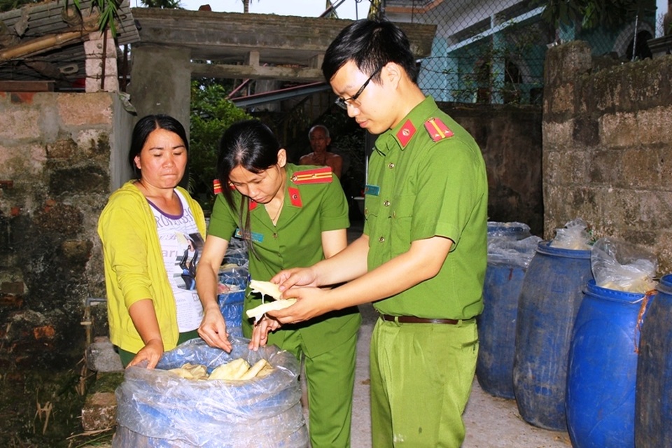 Thu giữ cả tấn măng không đảm bảo vệ sinh - 1 Lực lượng Cảnh sát môi trường, Công an tỉnh kiểm tra cơ sở kinh doanh măng tươi của bà Tính (ảnh: Công an Hà Nam)