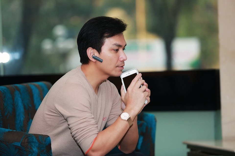 Sau khi thưởng thức li cà phê, anh ngồi nhẩm lại lời bài hát.