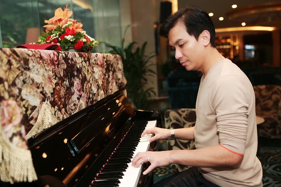 Mạnh Quỳnh ngẫu hứng ngồi vào cây đàn Piano ở sảnh khách sạn và đệm đàn.