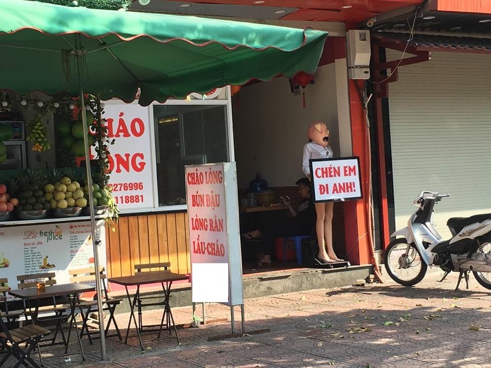 Rộ mốt manocanh quay tay, hàng cháo lòng cũng mua về hút khách - 1 Biển hiệu độc đáo hút khách của quán cháo lòng