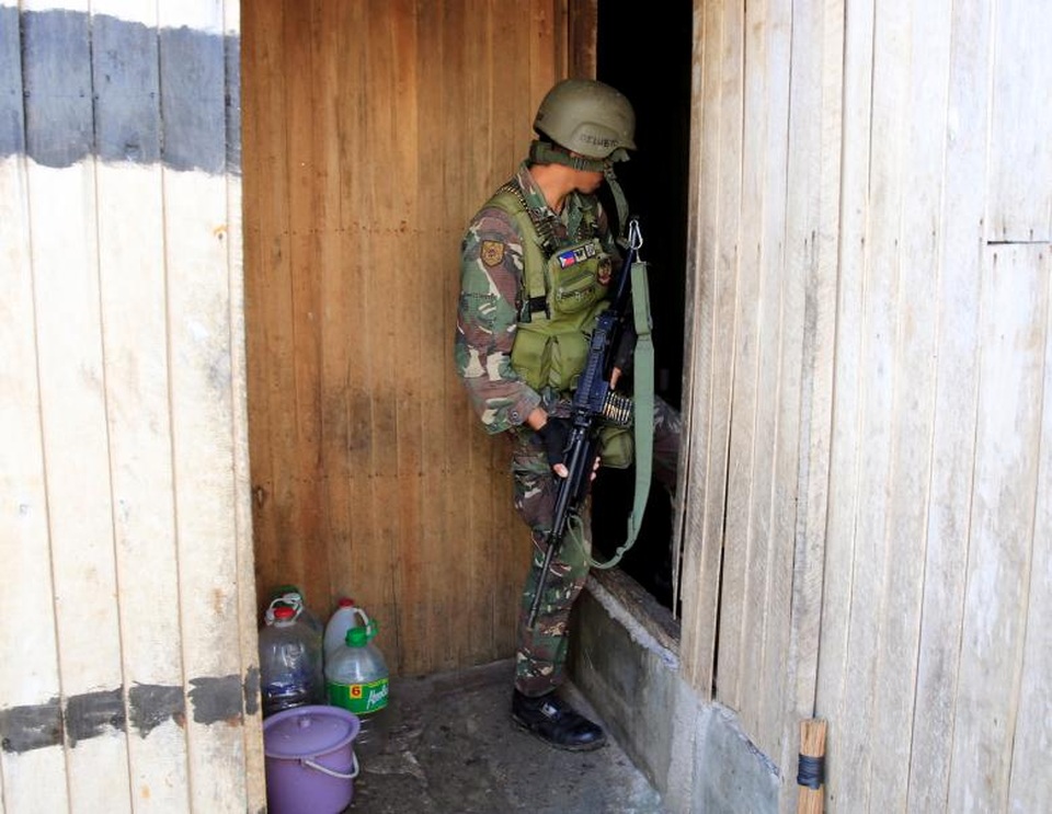 40 phần tử khủng bố nước ngoài tràn vào Philippines - 10 Binh sĩ quân đội Philippines cầm súng đột kích một căn nhà để truy lùng phiến quân Maute.