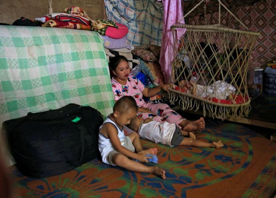 800 người chết trong cuộc chiến chống phiến quân thân IS tại Philippines - 4 Ngoài số người thiệt mạng, cuộc giao tranh tại Marawi cũng đã khiến hơn 230.000 người phải rời bỏ nhà cửa đi sơ tán, trong đó có nhiều trẻ em. Người dân Marawi buộc phải sống trong các trung tâm sơ tán hoặc các tòa nhà công cộng trên toàn đảo Mindanao. Trong ảnh: Một người mẹ cùng 3 đứa con sống trong một trại sơ tán tạm bợ sau khi rời khỏi thành phố Marawi.