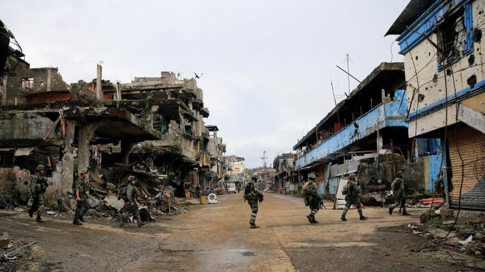 800 người chết trong cuộc chiến chống phiến quân thân IS tại Philippines - 5 Sau hơn 3 tháng giao tranh, thành phố Marawi đã bị tàn phá nặng nề, thậm chí bị gọi là “thành phố ma” vì gần như không có người ở. Bộ trưởng Quốc phòng Philippines Delfin Lorenzana cho biết ước tính chi phí để tái thiết thành phố này sẽ lên tới 56 tỷ peso (khoảng 1,1 tỷ USD).