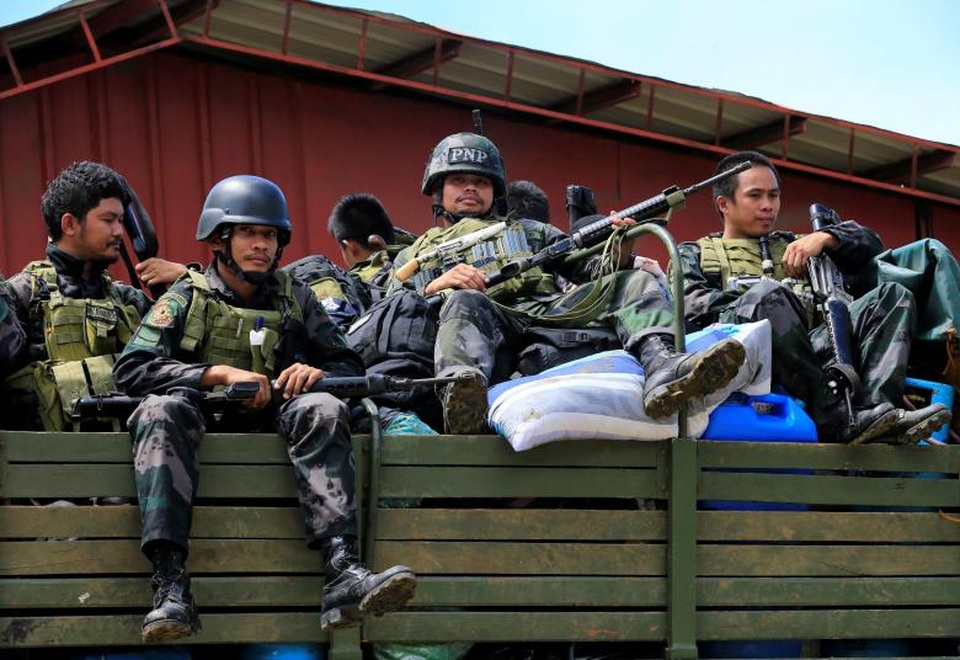 40 phần tử khủng bố nước ngoài tràn vào Philippines - 5 Mặc dù quân đội chính phủ đã nỗ lực giải cứu và sơ tán dân thường khỏi các khu vực giao tranh nguy hiểm, song vẫn còn một số người dân bị mắc kẹt. Marawi có khoảng 200.000 dân, trong đó phần lớn theo đạo Hồi. Trong ảnh: Các thành viên của lực lượng đặc nhiệm cảnh sát quốc gia Philippines chiến đấu với phiến quân tại Marawi.