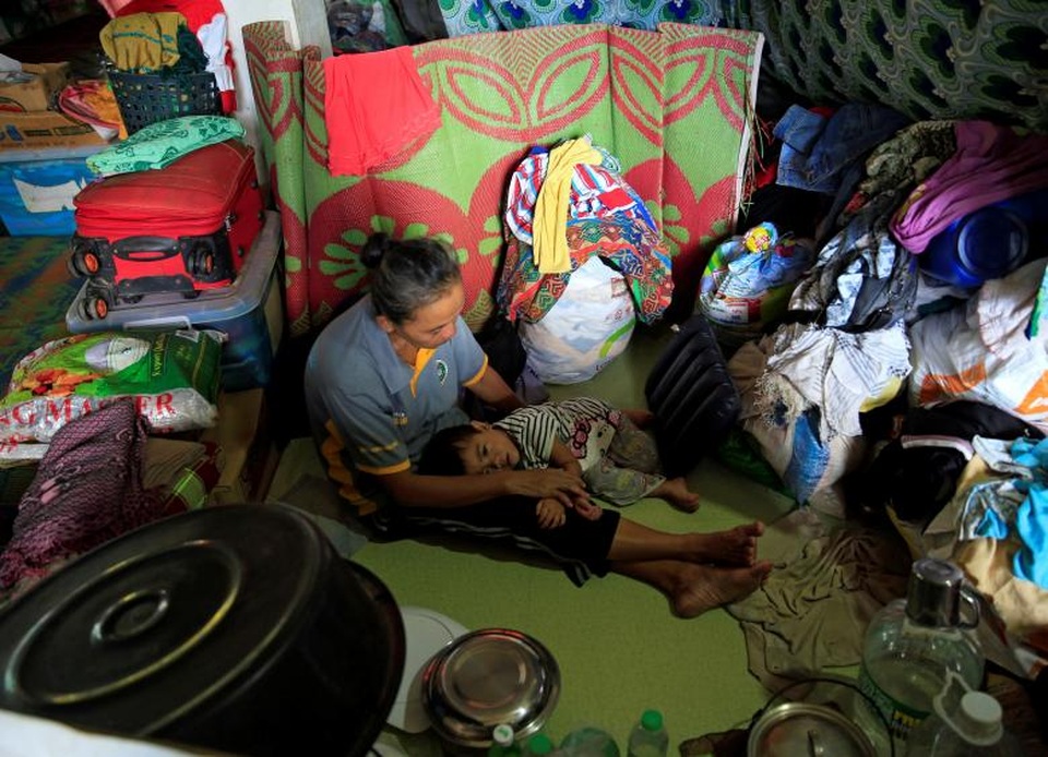 800 người chết trong cuộc chiến chống phiến quân thân IS tại Philippines - 9 Cuộc sống của những người dân Marawi đi sơ tán gặp nhiều khó khăn. Không chỉ thiếu thốn về vật chất, họ còn phải đối mặt với các nguy cơ về bệnh dịch do môi trường sống thiếu vệ sinh.