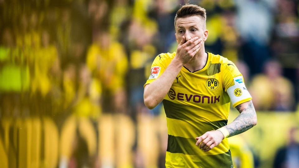 Marco Reus được ví như “ngôi sao đen đủi” trong làng túc cầu. Mặc dù tài năng của cầu thủ này có thừa nhưng anh lại luôn dính chấn thương trong suốt sự nghiệp. Điều đó khiến cho Marco Reus vắng mặt ở nhiều giải đấu lớn như World Cup 2014, Euro 2016. Cầu thủ người Đức cũng không thể góp mặt ở vòng bảng Champions League 2017/18 vì chấn thương. Thậm chí, các bác sĩ còn chưa hẹn ngày trở lại với cầu thủ này.