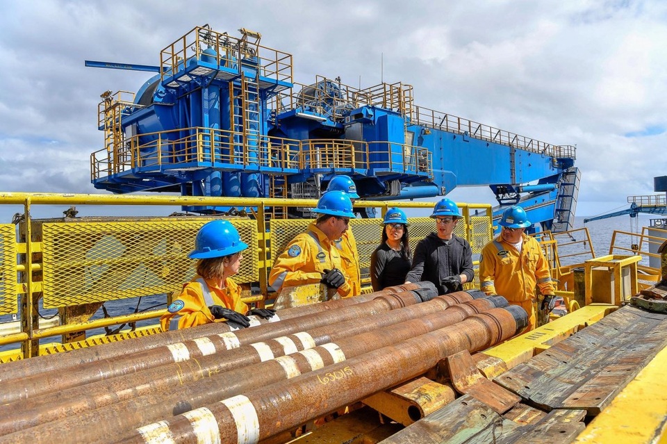 CEO Facebook cũng mắt chứng kiến hoạt động của một tàu khoan dầu ở Vịnh Mexico.