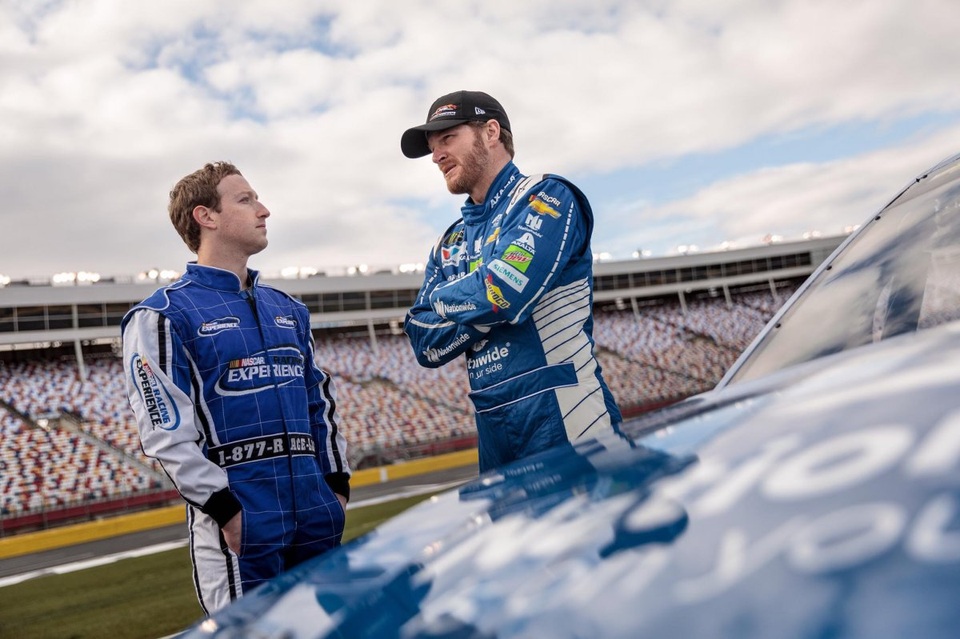 Zuckerberg cùng trải nghiệm cảm giác của môn thể thao tốc độ với vận động viên đua xe hơi Dale Earnhardt Jr.