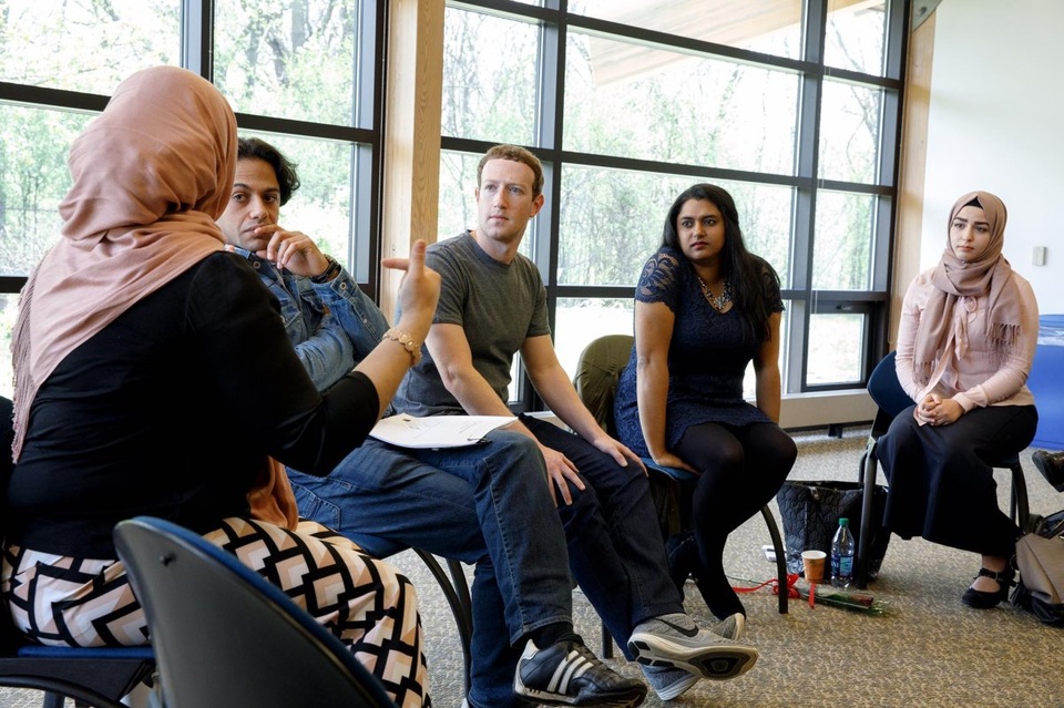 Zuckerberg nói về nhập cư với các sinh viên hồi giáo ở trường Đại học Dearborn, bang Michigan. Zuckerberg là một trong những CEO trong lĩnh vực công nghệ phản ứng về lệnh cấm nhập cảnh những người hồi giáo của Tổng thống Trump.