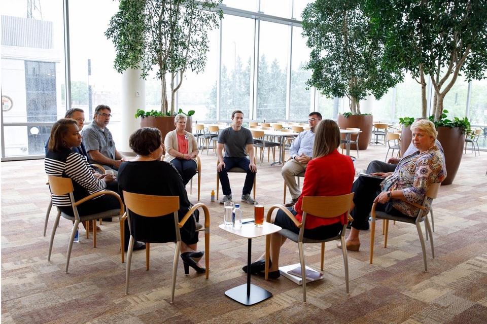 CEO trẻ tuổi lắng nghe chia sẻ của những người lâm vào nghiện ngập ở một trung tâm cai nghiện ở Dayton, Ohio.