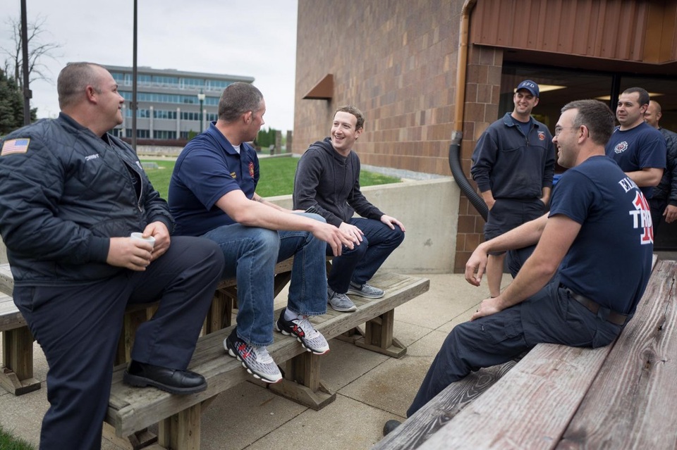 Zuckerberg thăm một trung tâm chữ cháy ở thành phố Elkhart, bang Idiana.