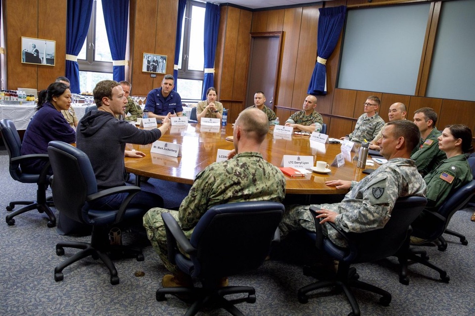 Cặp đôi cũng gặp gỡ với các quan chức quân đội trong trường Naval War ở Rhode Island. “Tôi thực sự ấn tượng với quân đội nước ta mỗi khi tôi được tiếp xúc với họ”, Zuckerberg viết sau chuyến thăm. “Có rất nhiều điều có thể học tập từ họ, như khả năng tổ chức tốt trong mỗi tình huống khó khăn”.