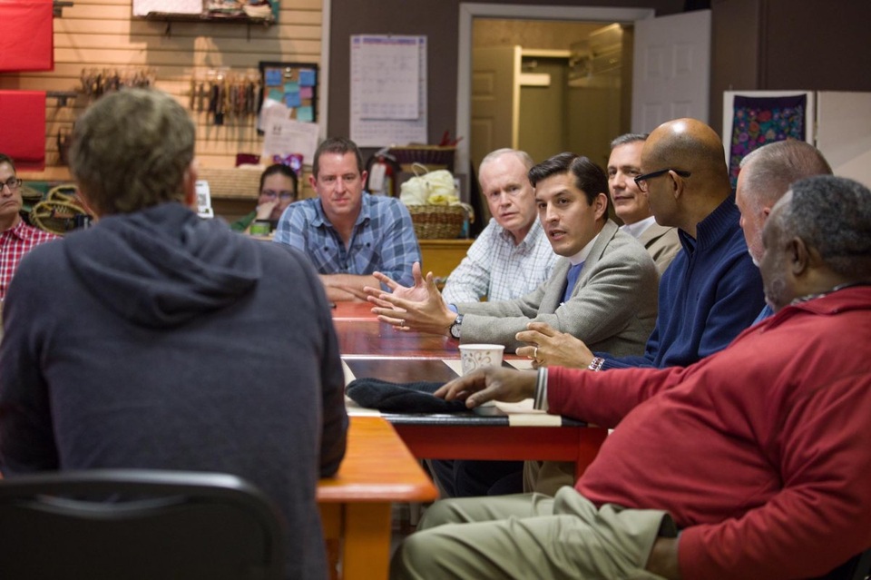 Zuckerberg đã tham dự cuộc thảo luận bàn tròn với linh mục ở Waco, Texas.