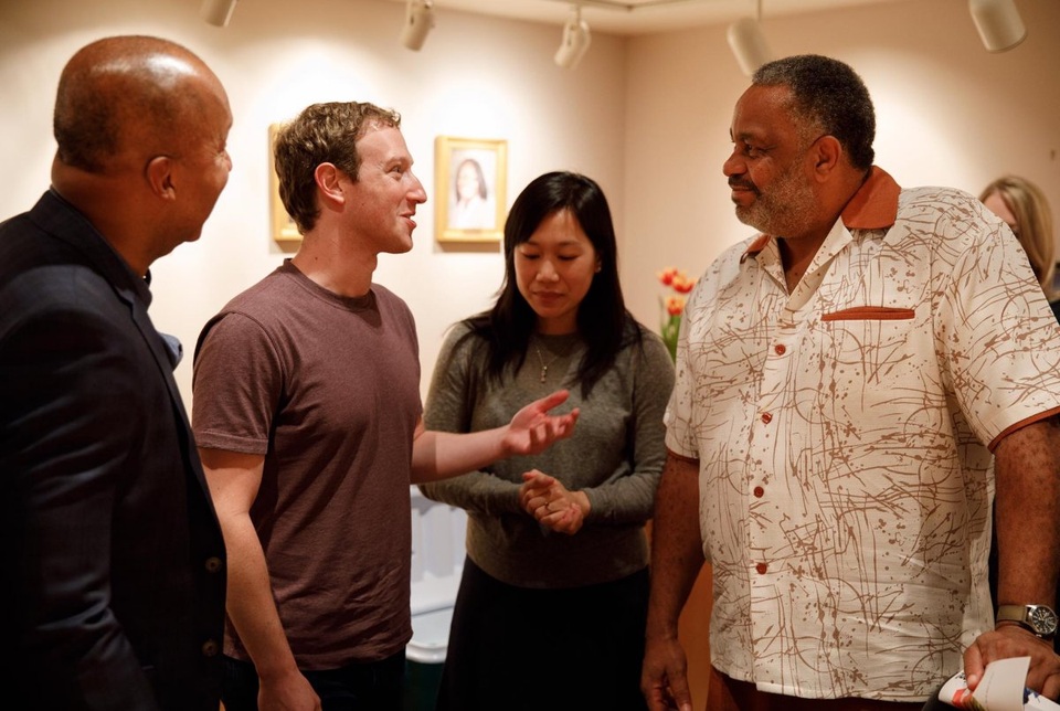 Cặp đôi cũng gặp gỡ với ông Anthony Ray Hinton, là người đã bị bỏ tù oan trong suốt 20 năm vì tội giết người hàng loạt. “Tôi đã nghe về chuyện này và thực sự rất lấy làm tiếc cho ông ấy. Không phải vì tôi có thể làm gì giúp ông ấy mà bởi vì đó là trách nhiệm của tất cả chúng ta để tạo ra một xã hội công minh”.