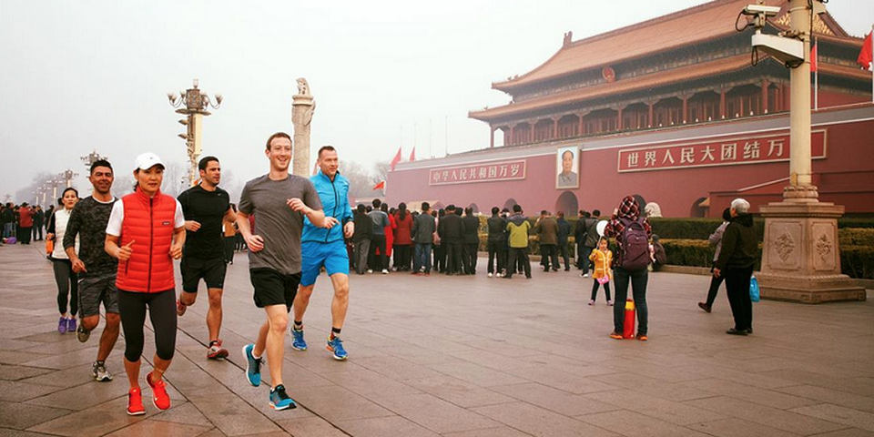 Vì sao Thung lũng Silicon bị "cản đường" tại Trung Quốc? - 2
Mark Zuckerberg vẫn tỏ ra yêu quý và quan tâm tới thị trường Trung Quốc. Trong ảnh là cảnh chạy bộ của CEO Facebook trong một lần tới Trung Quốc để tìm cách thuyết phục cho mạng xã hội của mình được hoạt động tại đây.