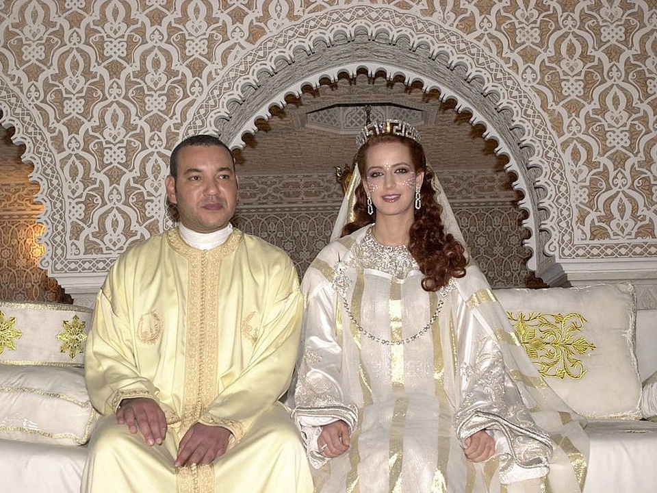 Những bộ váy cưới lộng lẫy bậc nhất của các cô dâu hoàng gia - 11 Nhà vua Morocco Mohamed VI kết hôn với cô dâu Lalla Salma xinh đẹp, người từng là một kỹ sư, tại cung điện hoàng gia ở Rabat, Morocco năm 2002. (Ảnh: Getty)