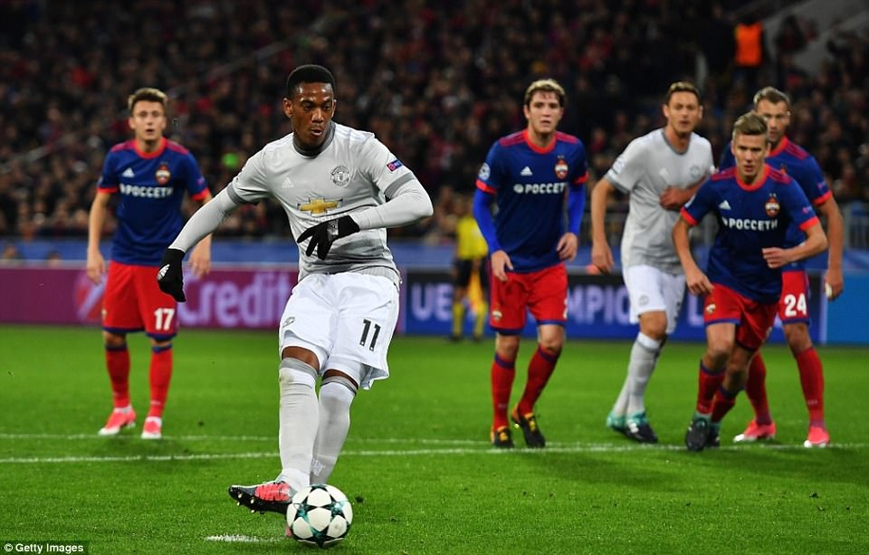 Lukaku lập cú đúp, MU thắng giòn giã trên sân CSKA - 1
Martial thực hiện thành công quả phạt đền cho Quỷ đỏ