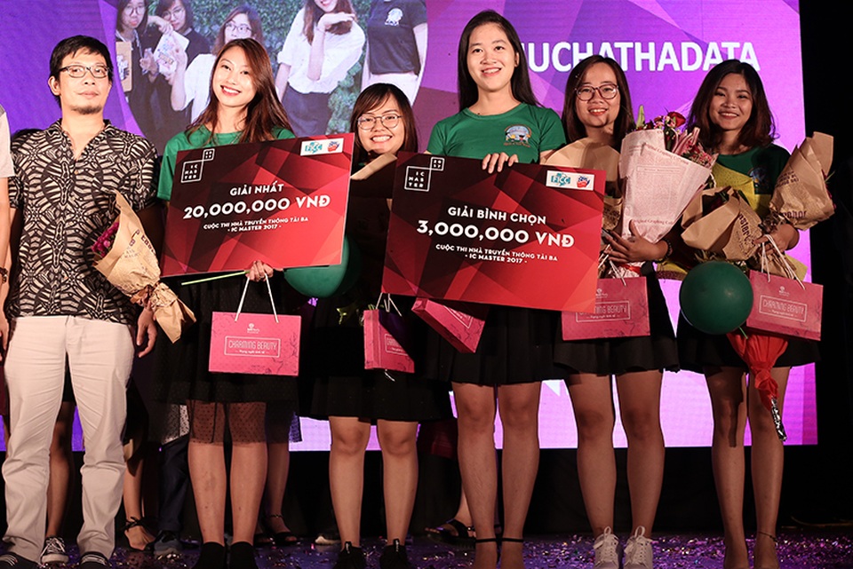 
Đội thi Nuchathalata cũng giành cú đúp với giải Đội được yêu thích nhất.
