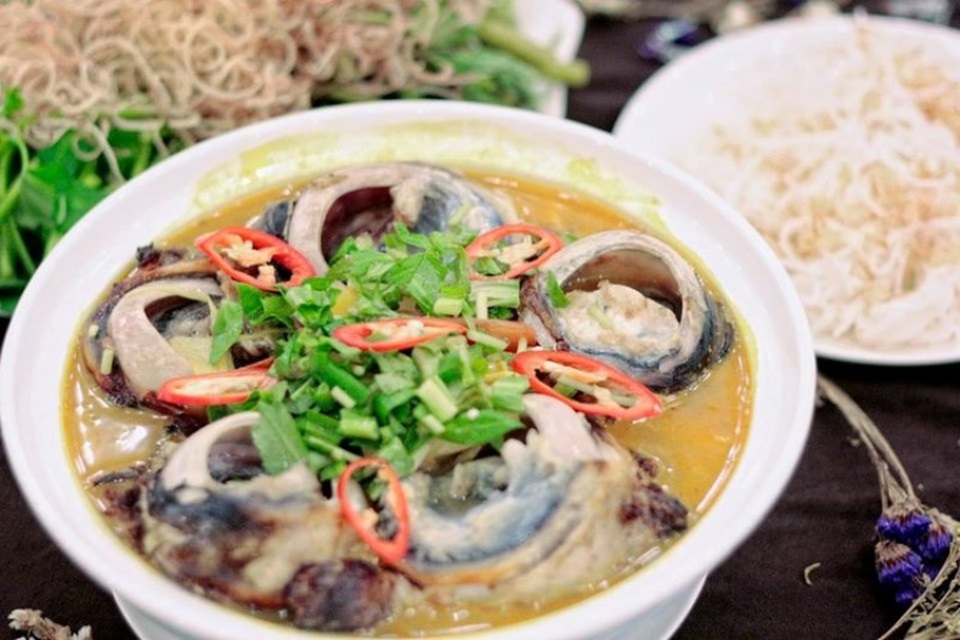 Độc đáo đặc sản “đèn pha đại dương” ở Phú Yên - 3 Mắt cá sẽ được bỏ vào một chiếc nồi đất nung và nấu chín kèm các loại rau củ, gia vị đặc biệt.