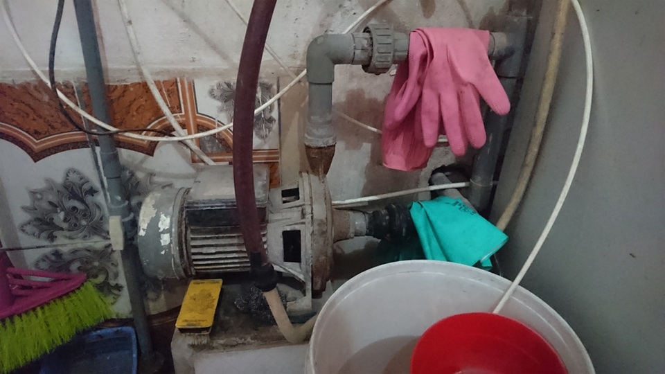 Nước sông Đà giảm áp lực, người Hà Nội lao đao vì thiếu nước sạch - 3 Nguồn nước giếng khoan không đảm bảo vệ sinh nhưng người dân khu vực này vẫn phải dùng vì thiếu nguồn nước sạch.