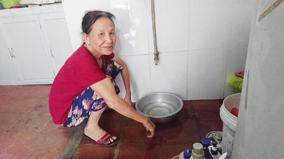Nước sông Đà giảm áp lực, người Hà Nội lao đao vì thiếu nước sạch - 2 Bể chứa dự trữ nước sạch nhà bà Tín cũng sắp hết, bà lo lắng trong những ngày tới sẽ không có nước để dùng khi nguồn nước sạch vẫn mất.