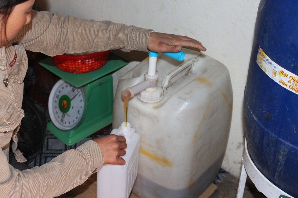 Nhiều người khi nhìn thấy mật ong bị đông đặc, kết thành màu trắng thì cho rằng là mật giả. Nhưng theo kinh nghiệm của vợ chồng chị Nguyên Sơn, mật đông đặc mới là mật ong xịn. “Mật ong vốn cũng là đường. Nhưng mật ong là đường glucozo, còn đường mía là đường saccarozo. Nếu để mật ong lâu ngày thì tỉ lệ nước không còn sẽ dẫn đến kết tinh. Mật ong pha nước đường thường loãng hơn mật ong nguyên chất nên nó ít bị kết tinh hơn, hoặc nếu nấu đặc thì sẽ có kết tinh một lớp mỏng ở đáy chai”.