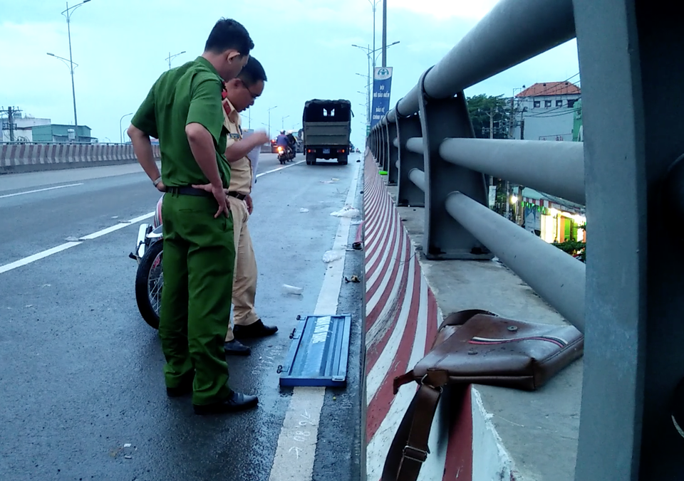 Người nhà nạn nhân báo mất gần 100 triệu đồng sau tai nạn giao thông - 3 Công an kiểm tra những thứ sót lại ở hiện trường nghi là của chiếc xe xảy ra va chạm với nạn nhân