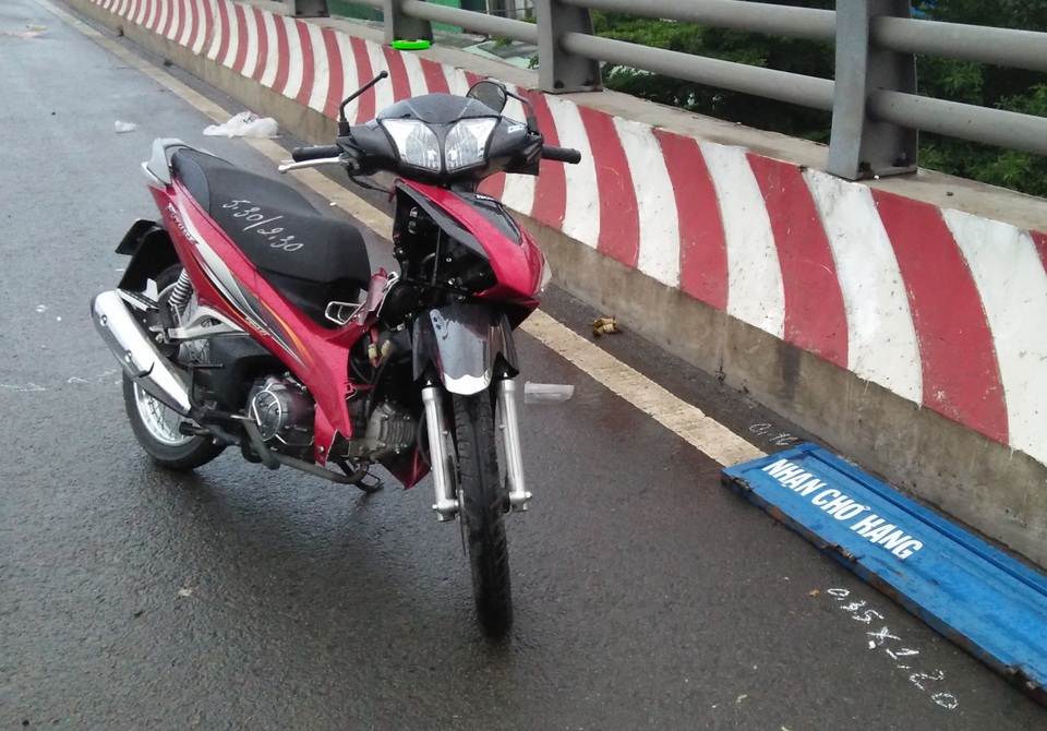 Người nhà nạn nhân báo mất gần 100 triệu đồng sau tai nạn giao thông - 1 Chiếc xe máy của nạn nhân tại hiện trường