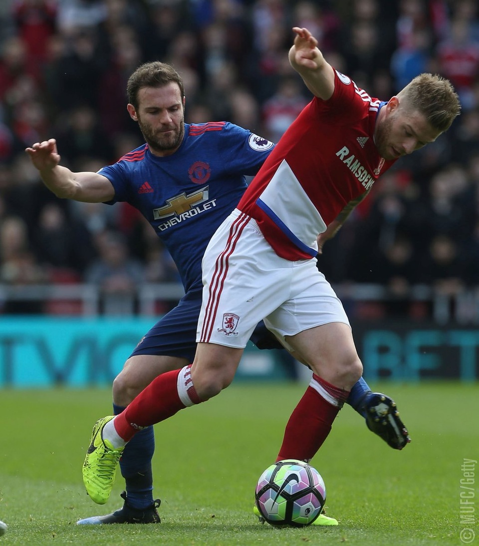 Middlesbrough 1-3 MU: Tội đồ Valdes - 2
Mata (trái) tranh bóng với Clayton (phải)