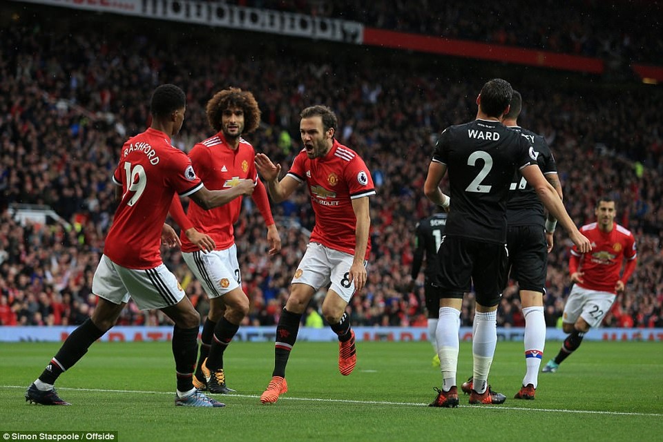 MU 4-0 Crsytal Palace: Cú đúp của "gã tóc xù" Fellaini - 2
Mata (thứ ba từ trái sang) giúp MU mở tỉ số