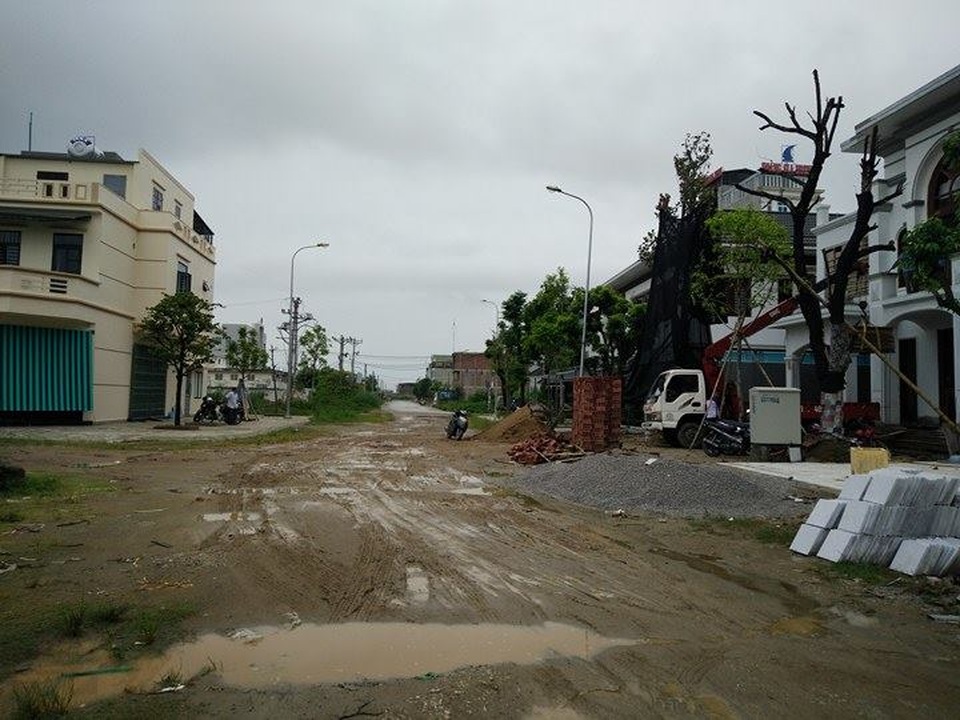 Cư dân thành phố sống trong biệt thự chục tỷ "thèm" điện, "khát" nước - 1 Những con đường lầy lội của mặt bằng 1876