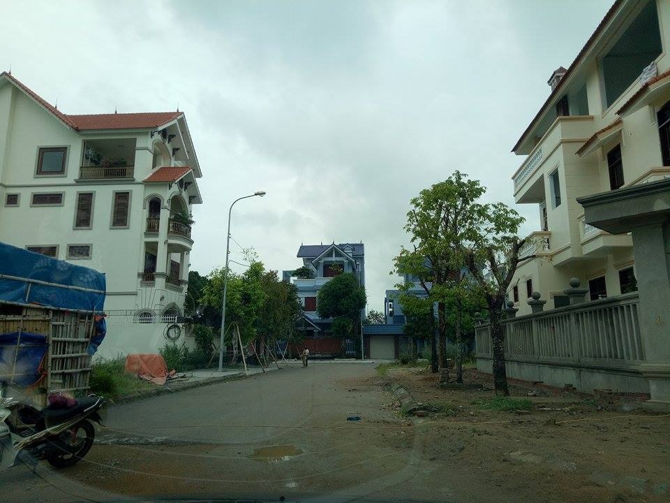 Cư dân thành phố sống trong biệt thự chục tỷ "thèm" điện, "khát" nước - 2
Duy nhất một đoạn đường được trải nhựa là đoạn đi qua cổng nhà Phó Giám đốc công an tỉnh Thanh Hóa.